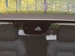 【i-ACTIVESENSE】走行中に前方の車両等を認識し、衝突しそうな時は警報とブレーキで衝突回避と被害軽減をアシスト。より安全にドライブをお楽しみいただけます。