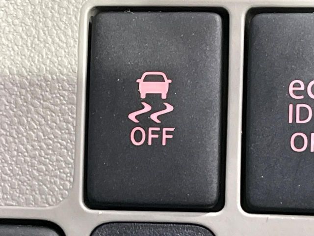 【横滑り防止装置】車両の横滑りを感知すると、自動的に車両の進行方向を保つように車両を制御します。雨の日など滑りやすい路面状況でも安全な運転が可能です。