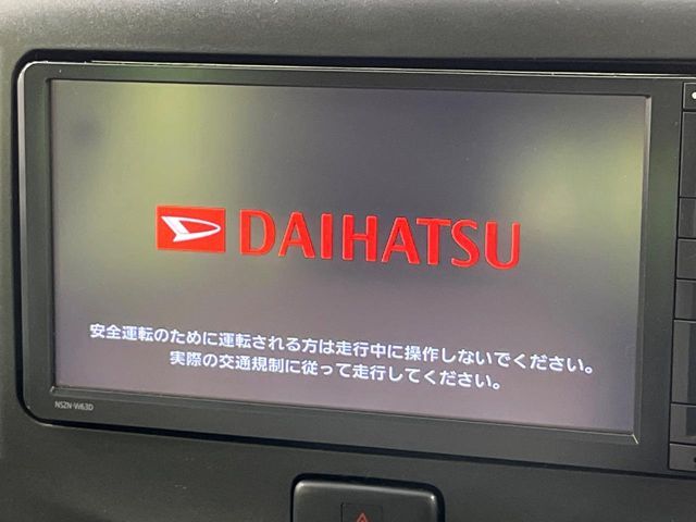 【純正ナビ】人気の純正ナビを装備しております。ナビの使いやすさはもちろん、オーディオ機能も充実！キャンプや旅行はもちろん、通勤や買い物など普段のドライブも楽しくなるはず♪