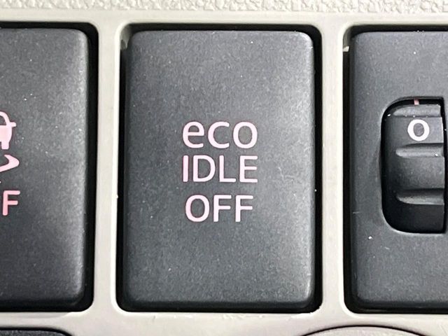 【アイドリングストップ】赤信号や渋滞で停車した際にエンジンを停止し、無駄な燃料の消費を抑えます。燃費向上や環境保護につなげる機能♪エンジンはブレーキを離せば再始動します。