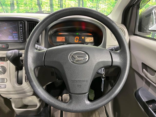 ステアリングも使用感が少なく、きれいな状態となっております♪