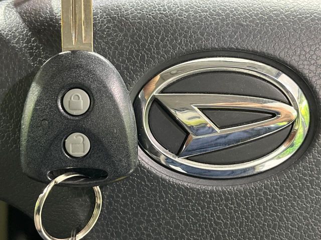 【キーレス】少し離れた場所からでもボタン一つでドアの開錠・施錠ができるのでとっても便利！ドアの鍵穴周りに傷をつけることもありません♪