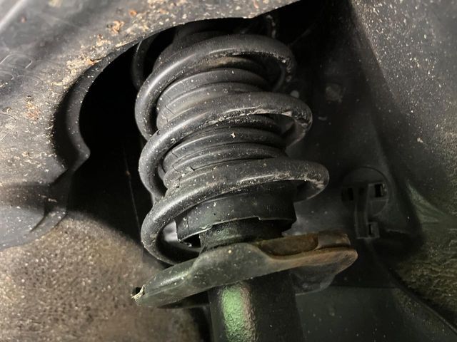 お車を安心してお乗りいただく為には、足回りの定期点検が欠かせません。サービスサポート（有償保証）では無料点検もご提供しており、安心のカーライフをお過ごしいただけるサポート体制が整っています。