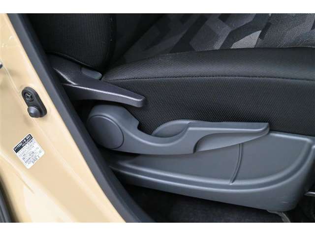 運転席にはリクライニング＋シート上下アジャスターレバーを装備。