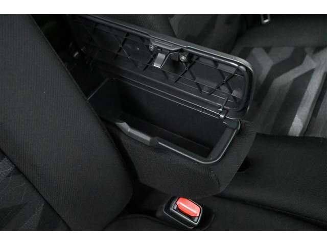 運転席アームレストは、レバーを押してフタを開けると、収納スペースがあります。（アームレストボックス）