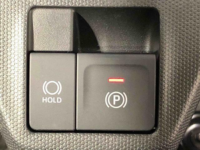 指先だけで簡単に操作が可能な電動パーキングブレーキを採用。「HOLD」スイッチを押すと、渋滞や信号待ちなどでブレーキペダルから足を離しても、ブレーキを保持するので安心です