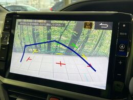 【バックカメラ】駐車時に後方がリアルタイム映像で確認できます。大型商業施設や立体駐車場での駐車時や、夜間のバック時に大活躍！運転スキルに関わらず、今や必須となった装備のひとつです！
