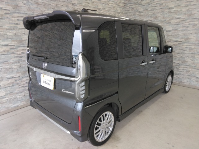 オプションになりますが、ボディーコーティングもご用意しております。新車の輝きに近づき、洗車などのお手入れも楽になりますよ。