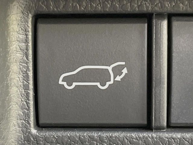 【パワーバックドア】スマートキーや運転席のボタンを押すだけでリアゲートが自動で開閉します！荷物を持っている時や、高い位置にあるバックドアを閉める際に便利な機能です♪