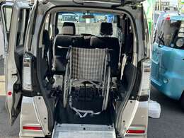 車いすの方に、もっとゆとりと安らぎをもちろん車いすでお乗りになる方のスペースもしっかり確保。 手すりや収納なども備わっているので、快適に過ごせます。
