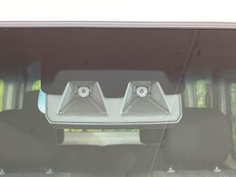 【スマートアシスト】走行中に前方の車両等を認識し、衝突しそうな時は警報とブレーキで衝突回避と被害軽減をアシスト。より安全にドライブをお楽しみいただけます。