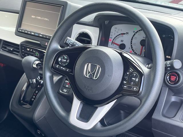 【ステアリングスイッチ】が付いており運転中に前方から目線をそらすことなくオーディオ等の操作が可能なので安心・快適にカーライフをお楽しみいただけます。