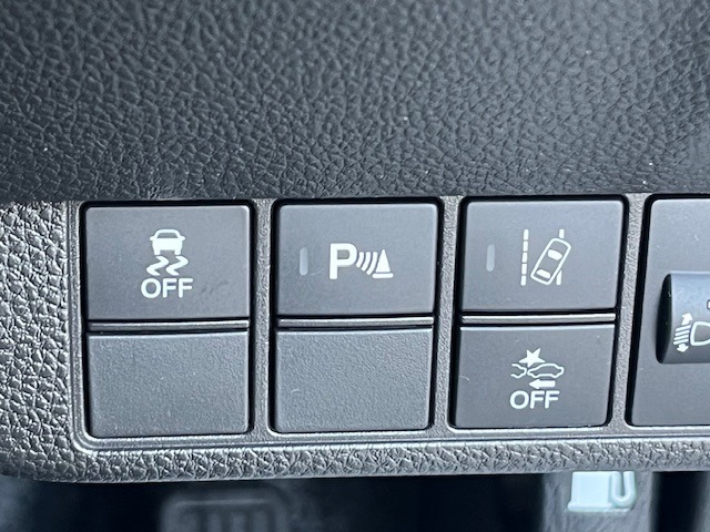 【HondaSENSING】を搭載しております。安全・快適な運転をサポートするためにHondaが独自に開発した6つの機能は事故を予防してドライバーや同乗者、そして歩行者の命を守るために役立つ機能です。