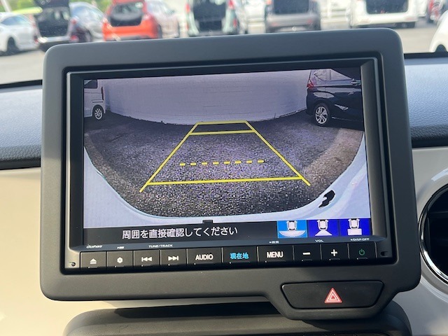 バックカメラが付いておりますので目視では確認しきれない部分を映しだしてくれるので事故防止に役立ちます。