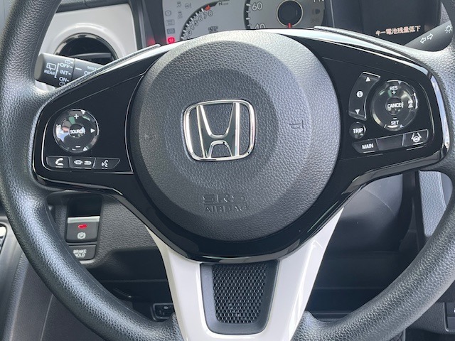 【ステアリングスイッチ】が付いており運転中に前方から目線をそらすことなくオーディオ等の操作が可能なので安心・快適にカーライフをお楽しみいただけます。