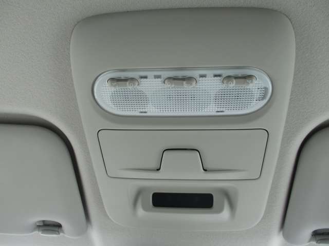 高速道路や駐車場のチケットを挿んでおくのに便利なカードホルダーを装備しています。