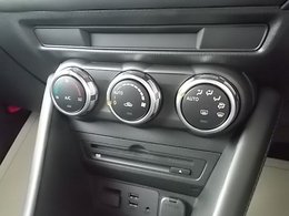 車内を快適な温度に調整するオートエアコン。