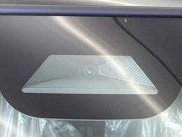 【ホンダセンシング】走行中に前方の車両等を認識し、衝突しそうな時は警報とブレーキで衝突回避と被害軽減をアシスト。より安全にドライブをお楽しみいただけます。