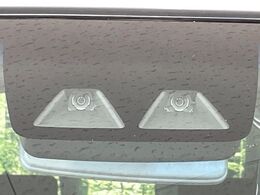 【スマートアシスト】走行中に前方の車両等を認識し、衝突しそうな時は警報とブレーキで衝突回避と被害軽減をアシスト。より安全にドライブをお楽しみいただけます。