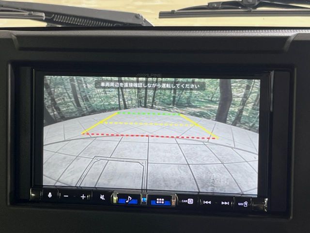 【バックカメラ】駐車時に後方がリアルタイム映像で確認できます。大型商業施設や立体駐車場での駐車時や、夜間のバック時に大活躍！運転スキルに関わらず、今や必須となった装備のひとつです！