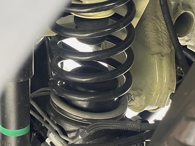 お車を安心してお乗りいただく為には、足回りの定期点検が欠かせません。サービスサポート（有償保証）では無料点検もご提供しており、安心のカーライフをお過ごしいただけるサポート体制が整っています。