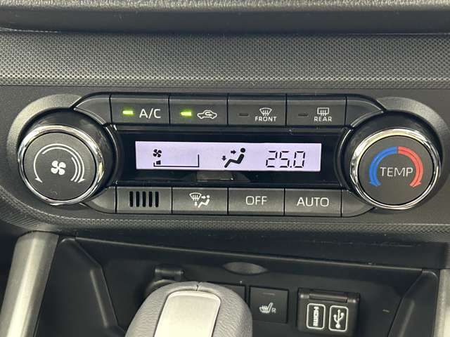 【フルオートエアコン】お好みの温度に設定しておくだけで車が風量を自動調整。