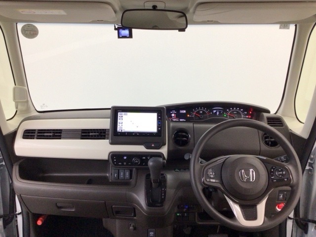 【前方視界】開放的な前方視界！運転がしやすく疲れにくいです♪窓が大きく、見通しがとっても良いおクルマですよ♪