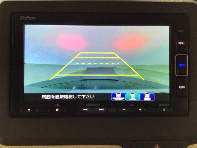 【バックカメラ】運転が苦手な方も車庫入れラクラクです！ギアをリバースに入れれば自動的に切り換わりますので、面倒な操作は不要です♪狭い駐車場もお車を傷つけず安心ですね！