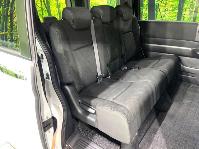 後部座席も気になるようなキズ・汚れやへたり等、大きなダメージはなく、良好な状態です。