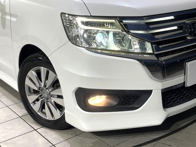 【HIDヘッドライト】非常に明るく前方を照らしてくれるので、悪天候や夜間の走行時も視界良好で安心してお乗りいただけます。