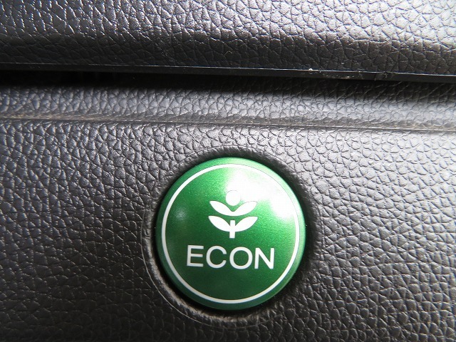 ECONボタンで低燃費モードに☆☆☆ECONスイッチを上手に使ってエコドライブ♪♪環境にもお財布にも優しい装備です☆☆☆