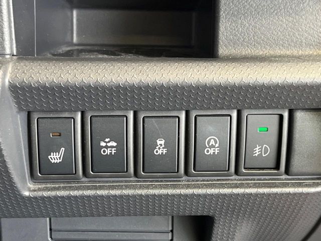 【シートヒーター】寒い日に重宝するシートヒーター！エアコンより早く温まってくれるので寒がりの人も安心ですね♪エアコンの温風は乾燥するから苦手、という方にもをおすすめです。
