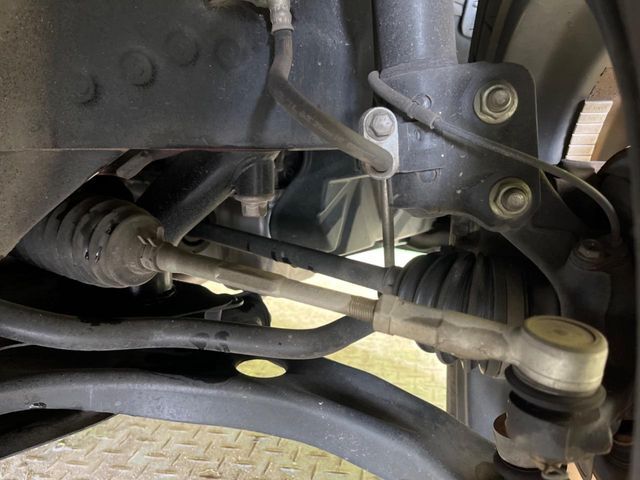 お車を安心してお乗りいただく為には、足回りの定期点検が欠かせません。サービスサポート（有償保証）では無料点検もご提供しており、安心のカーライフをお過ごしいただけるサポート体制が整っています。