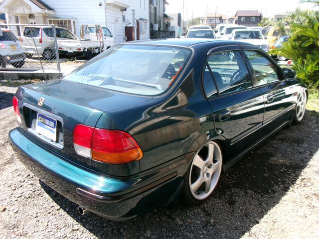こちら側も大変きれいな状態が保たれております。弊社ではお車のプライスに差別する事無く1台1台丁寧に仕上げております。また、全国陸送納車も喜んで承ります。ご不明点やご要望はお気軽にご相談下さいませ。