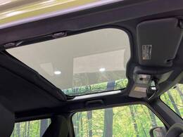 【ガラスルーフ】ガラスルーフ搭載で車内の解放感が一気にアップ！開放的なドライブをお楽しみいただけます。