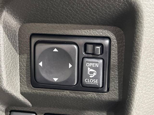【電動格納ミラー】サイドミラーは電動格納式となっており、狭い駐車場でもキズがつくリスクを抑えられます。