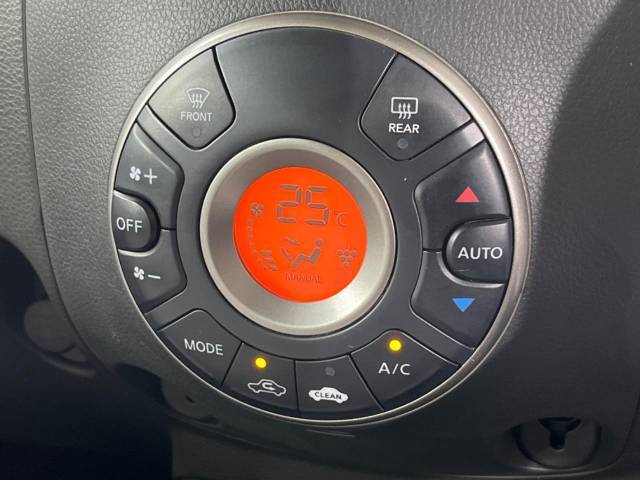 【オートエアコン】一度お好みの温度に設定すれば、車内の温度を検知し風量や温度を自動で調整。暑い…寒い…と何度もスイッチ操作をする必要はありません。快適な車内空間には必須の機能ですね♪