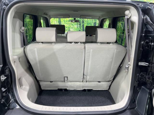 普段のお買い物や通勤、送迎等に十分な荷室スペースを確保しております。セカンドシートを倒すと、大きな荷物の積載も可能です♪
