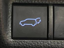 【パワーバックドア】スマートキーや運転席のボタンを押すだけでリアゲートが自動で開閉します！荷物を持っている時や、高い位置にあるバックドアを閉める際に便利な機能です♪