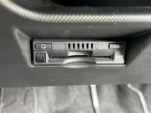 【ETC】有料道路を利用する際に料金所で停止することなく通過できる、ETC車載器（ノンストップ自動料金収受システム機器）が装備されています。セットアップを行うことで利用可能になります。