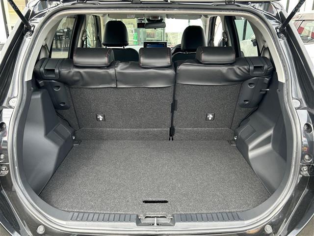 【トランク】積み込みやすくて、たっぷり積める荷室です。シートアレンジできるものは、乗車人数と荷物の量や大きさによってシートを動かすことができるので、より快適なドライブが可能です！