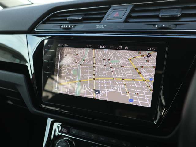ナビゲーションをはじめ、オーディオ＆ビジュアルや車両に関する情報などを集約。すべての操作を大型タッチパネル・ディスプレイで直感的に操れるシステムです。