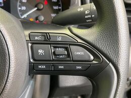 【レーダークルーズコントロール】高速道路での長距離走行が楽に！！自動で速度を保つクルーズコントロールが、衝突軽減システムと連携し、前方の車両を感知して車間を保つように速度調節してくれます！！
