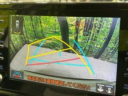 【バックカメラ】駐車時に後方がリアルタイム映像で確認できます。大型商業施設や立体駐車場での駐車時や、夜間のバック時に大活躍！運転スキルに関わらず、今や必須となった装備のひとつです！