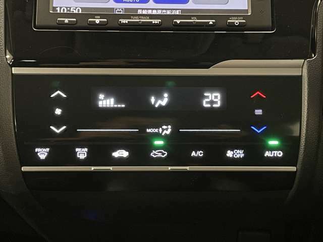【オートエアコン】室温を設定すると風量や吹出し口、吹出し温度を室温センサーや日射センサー等によりすべて自動でコントロールしてくれます♪