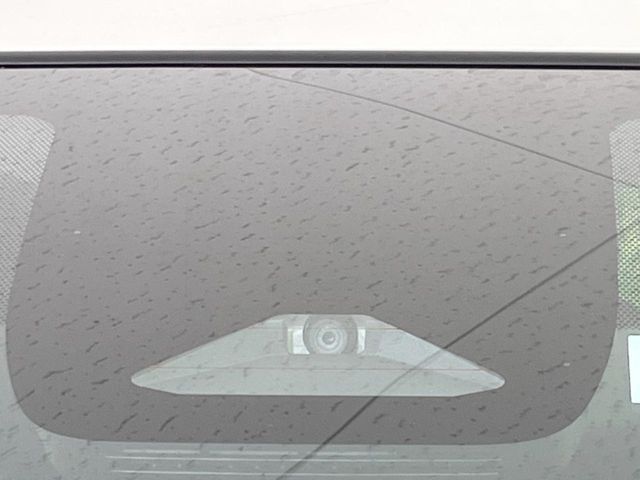 【トヨタセーフティセンス】走行中に前方の車両等を認識し、衝突しそうな時は警報とブレーキで衝突回避と被害軽減をアシスト。より安全にドライブをお楽しみいただけます。