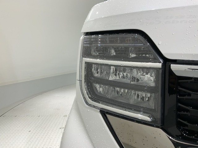 LEDヘッドライトは、点灯の瞬間から最大光量を発揮し、突然暗くなるトンネルなどでの安定感を高めます。