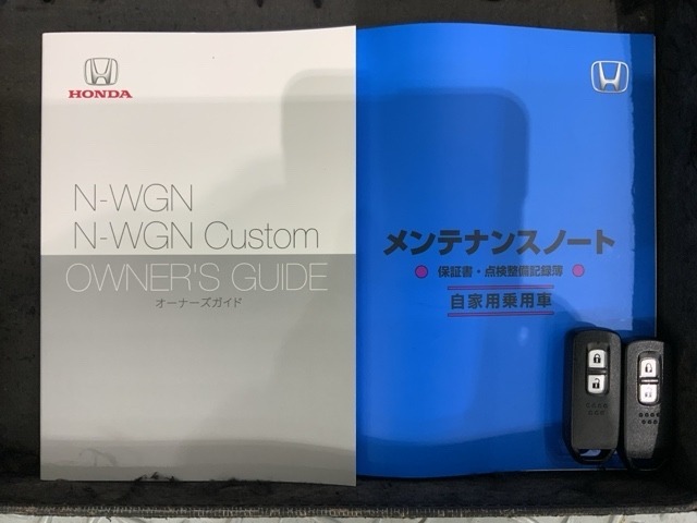 スマートキーは鍵をバッグに入れたままでもドアロックの開閉やエンジンのON・OFFができます。夜間や雨の日も鍵を探さなくて良いので便利です。