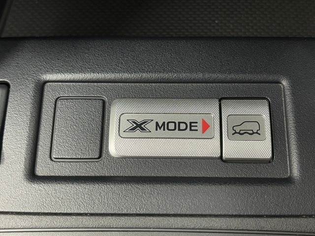 【X-MODE】路面状況に応じてモードを選択するだけで、4輪の駆動力やブレーキなどを適切にコントロールし、悪路からのスムーズな脱出をサポートする機能です。