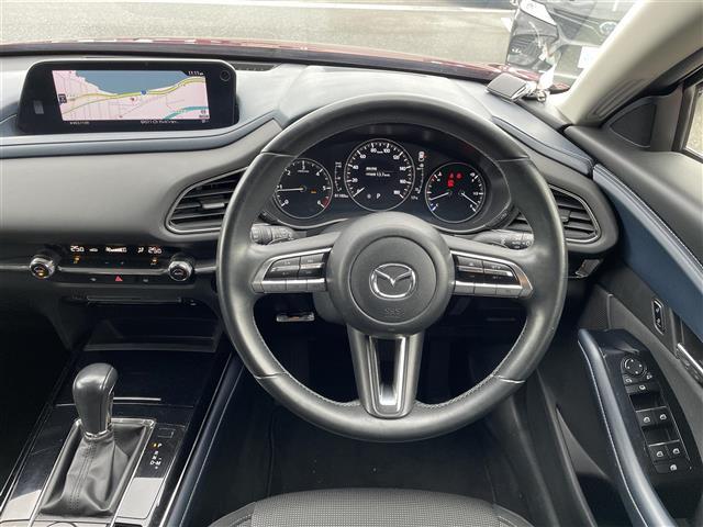 こちらはハンドルの写真です。中古車なので、若干の使用感はありますが、破損、不具合等はありません。ユーザー様から買取した車両を、一台一台チェックして問題のない車両を珪砂しております。ご安心ください。